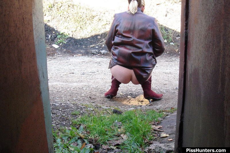 Pee. Unsuspecting wench shot from behind ta - XXX Dessert - Picture 8