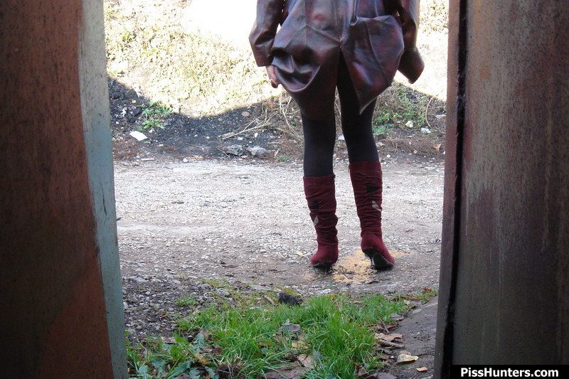 Pee. Unsuspecting wench shot from behind ta - XXX Dessert - Picture 15