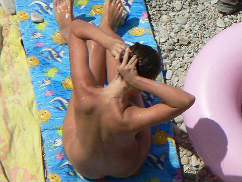 Voyeur pictures. Sunbathing nude babe and h - XXX Dessert - Picture 3