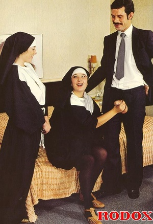 Classic porn. Retro nuns pleasing the ho - Picture 9