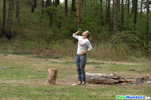 Girl pissing. Girl goes to the woods to  - Picture 14