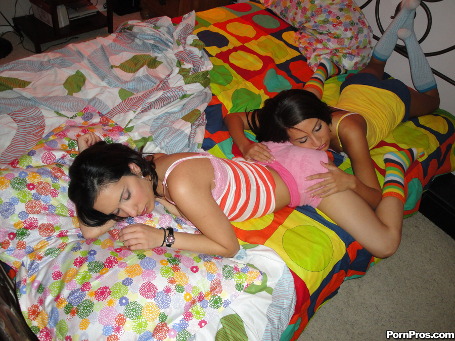 Young teen porn. Lexi & Tia have their firs - XXX Dessert - Picture 4