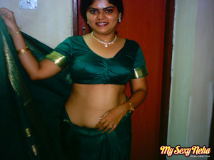 India nude. Neha in traditional green sa - Picture 1