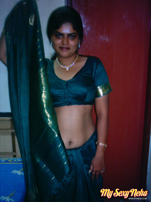 India nude. Neha in traditional green sa - Picture 2