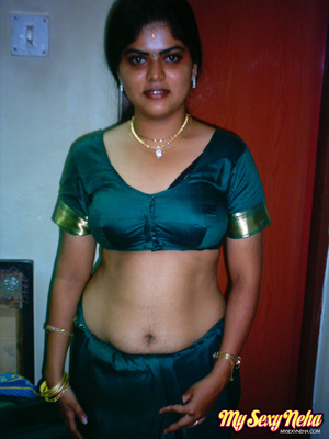 India nude. Neha in traditional green sa - Picture 4