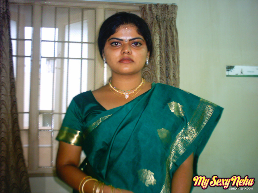 India nude. Neha in traditional green saree - XXX Dessert - Picture 5