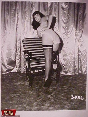 Vintage brunette in stockings. - Picture 6