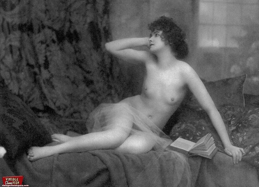 Nude girl on retro pics. - XXX Dessert - Picture 3