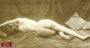 Nude girl on retro pics. - XXX Dessert - Picture 8