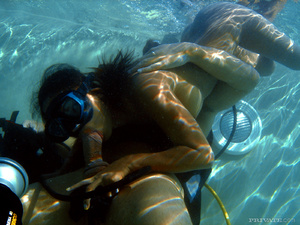 Publicsex. Underwater blowjob and fuckin - Picture 1