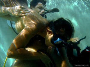 Publicsex. Underwater blowjob and fuckin - Picture 4