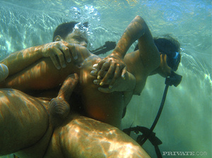 Publicsex. Underwater blowjob and fuckin - Picture 5