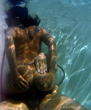 Publicsex. Underwater blowjob and fuckin - Picture 7