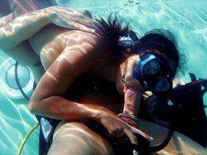 Publicsex. Underwater blowjob and fuckin - Picture 8