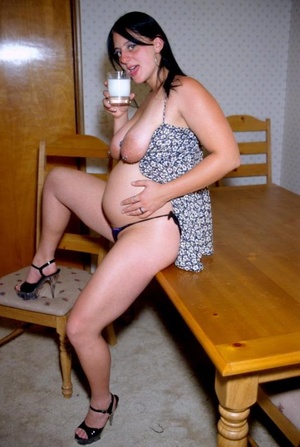 Pregnant nudes. Sultry preggo porn babe  - Picture 1