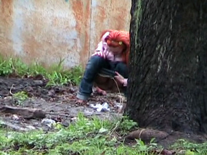 Female pee. Hot girl with red hair filme - Picture 1