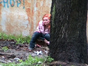 Female pee. Hot girl with red hair filme - Picture 3