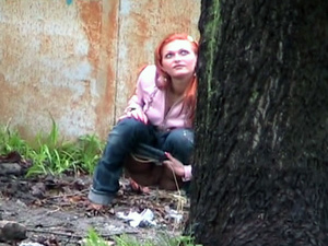 Female pee. Hot girl with red hair filme - Picture 6