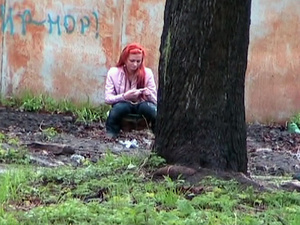 Female pee. Hot girl with red hair filme - Picture 10