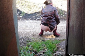 Pee. Unsuspecting wench shot from behind - Picture 6