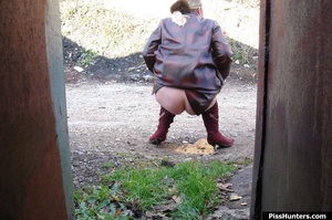 Pee. Unsuspecting wench shot from behind - Picture 9