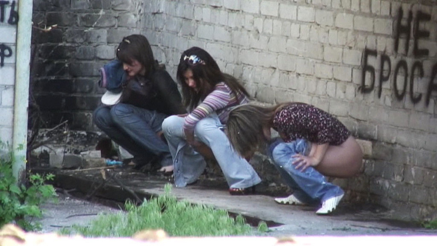 Female pee. Three hot babes make a pee unaw - XXX Dessert - Picture 2
