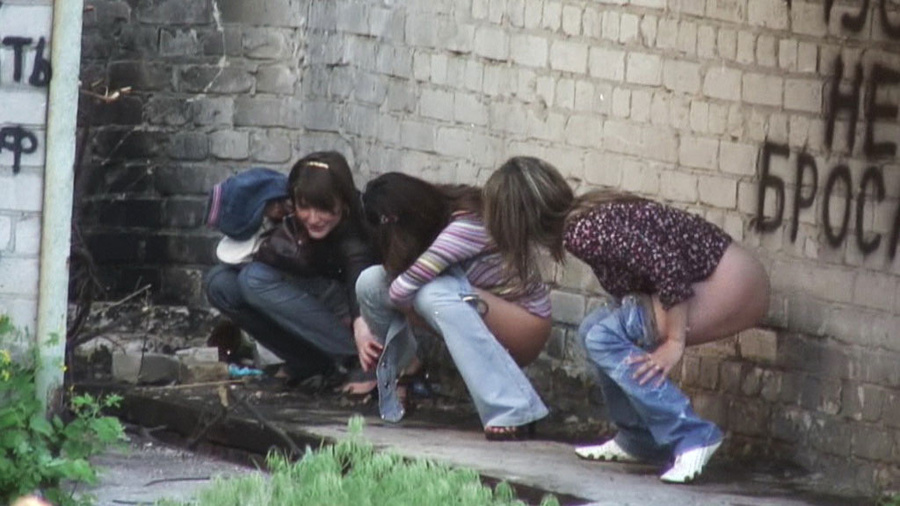 Female pee. Three hot babes make a pee unaw - XXX Dessert - Picture 4